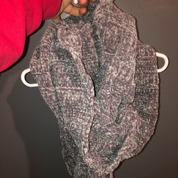 Scarf - Picture 1 of 2